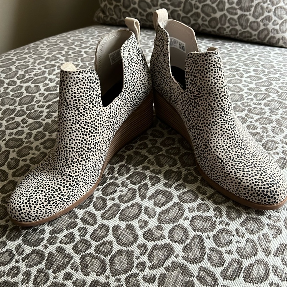 Tom’s cheetah booties